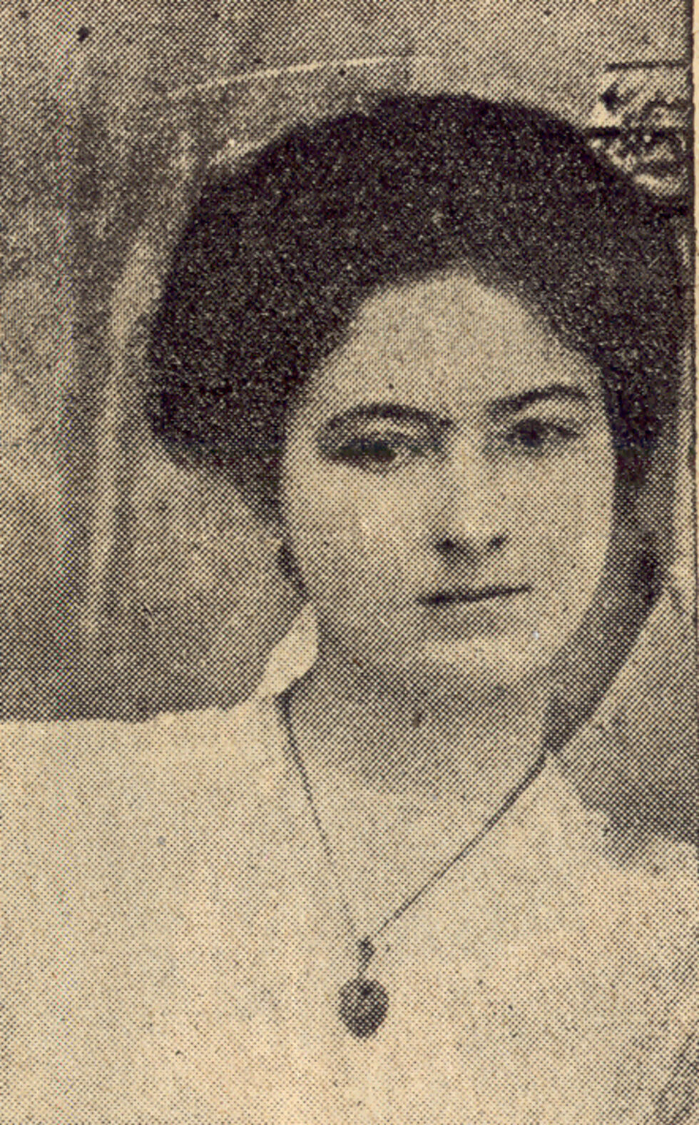Съпругата на столичния градоначалник полк. Кръстев - Елена Кръстева, остава затрупана под руините заедно с още 30-ина жени и десет деца. Съпругът й оцелява. В списъка с жертвите са имена не само на лица от политическия елит, четат се още стругар, железничар, чиновник, търговец, много учители.