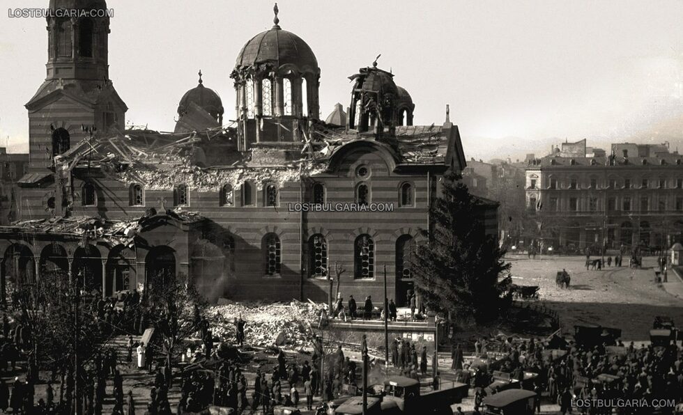 През Страстната седмица на 1925 г., на 16 април, Велики четвъртък, три дни пред Възкресение Христово, в църквата "Света Неделя" се извършва опелото на ген. Костадин Георгиев, опълченец и герой от войните, ръководител на софийската организация на управляващия Демократически сговор. Той е застрелян на 14 април привечер докато отива с внучката си на вечерната служба в храма "Свети Седмочисленици". Първоначалната идея е била да бъде застрелян най-дълбоко омразният им началник на "Обществена безопасност" /Държавна сигурност на Царство България - бел. ред./ Владимир Начев, но той се движел с тежка непробиваема охрана, затова се спрели на стария опълченец с внучката. Опелото на авторитетния о.з.генерал трябвало да привлече в църквата правителството и царя, както и висшето военно ръководство. В 15 часа митрополитската катедрала е препълнена от народ. Пред нея подразделения на всички родове войски оказват последни военни почести на покойния генерал. Траурното шествие, съпроводено от повечето министри, депутати, кмета на София, висши офицери, съратници на покойника в три войни за национално обединение, влиза в храма. В 15.20 часа Софийският митрополит Стефан поема Светото Евангелие от ръцете на дякона и произнася първите думи от Божието слово: "Миром Господу да се помолим..." В този миг светът се сгромолясва над молещите се. Мощна ударна вълна поваля мъже, жени и деца, кубето на катедралата хвръква пред очите на стоящите отвън. Тази частица от ада е последното, което над 130 българи усещат в секундата преди да преминат в небитието. За други около 500 ранени мъките едва започват.