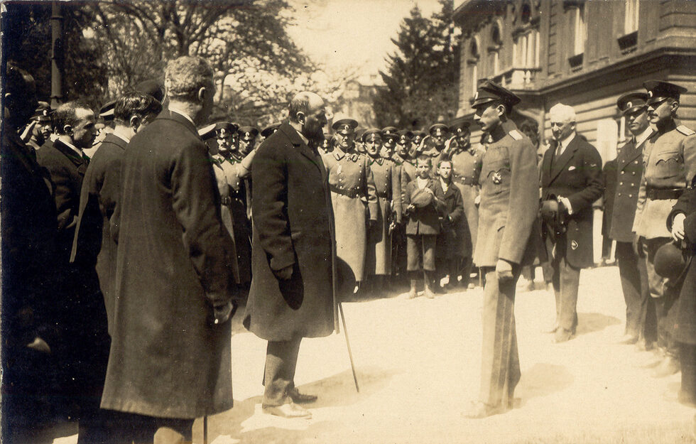 На 15 април 1925 г. правителстото с премиер Александър Цанков изказва почит и поздравление към цар Борис Трети по повод царското избавление от опита за покушение в прохода Арабаконак на 14 април. По същия повод кореспондентът на в."Тайм" пише от София, че не е виждал другаде такава вълна на всенародна радост от спасяването на държавен глава. Цялата столица се събира пред двореца, 30 хиляди души се извървяват да поздравят царя за щастливото избавление, пишат и българските вестници. В този момент никой не си представя ужаса, който ще разтърси София след само едно денонощие. Снимките са от сайта "Изгубената България" и от колекцията на Любомир Юруков.