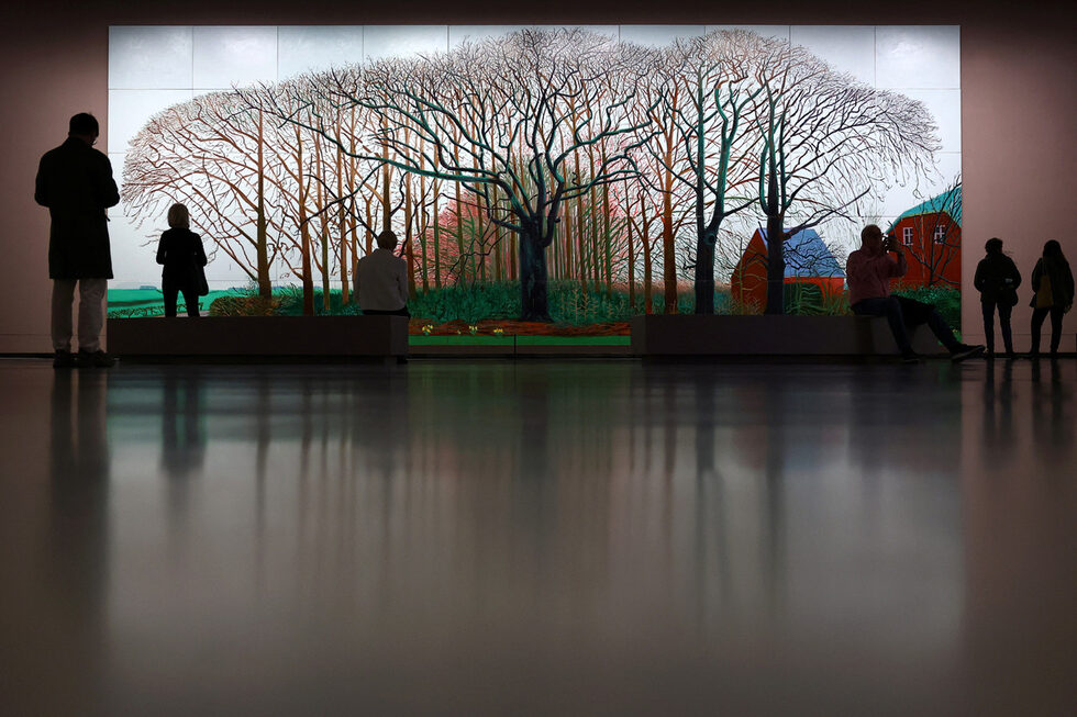 Посетители разглеждат картината "Bigger Trees Near Warter Or/Ou Peinture Sur Le Motif Pour Le Nouvel Age Post-Photographique, 2007" на британския художник Дейвид Хокни преди откриването на изложбата "David Hockney 25" във фондация "Луи Вюитон" в Париж, Франция.