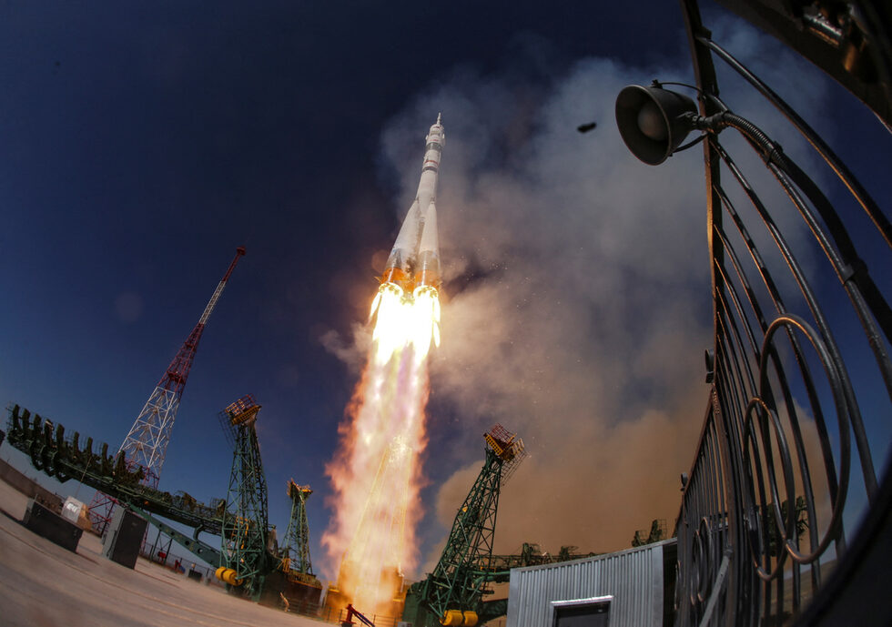 Космическият кораб "Союз МС-27 излита с екипаж към Международната космическа станция (МКС) от стартовата площадка на космодрума Байконур, Казахстан.