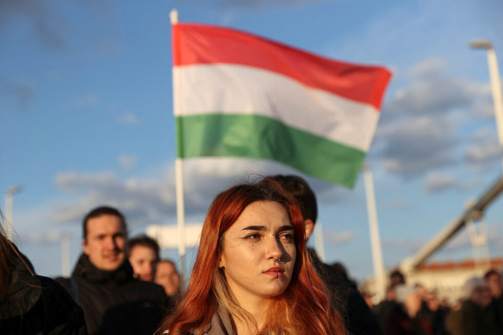 Законът прави незаконно организирането или участието в прайд събития, което според правни експерти и групи за защита на правата на човека е директна атака срещу унгарската ЛГБТК+ общност и несправедливо ограничаване на правото на събиране.