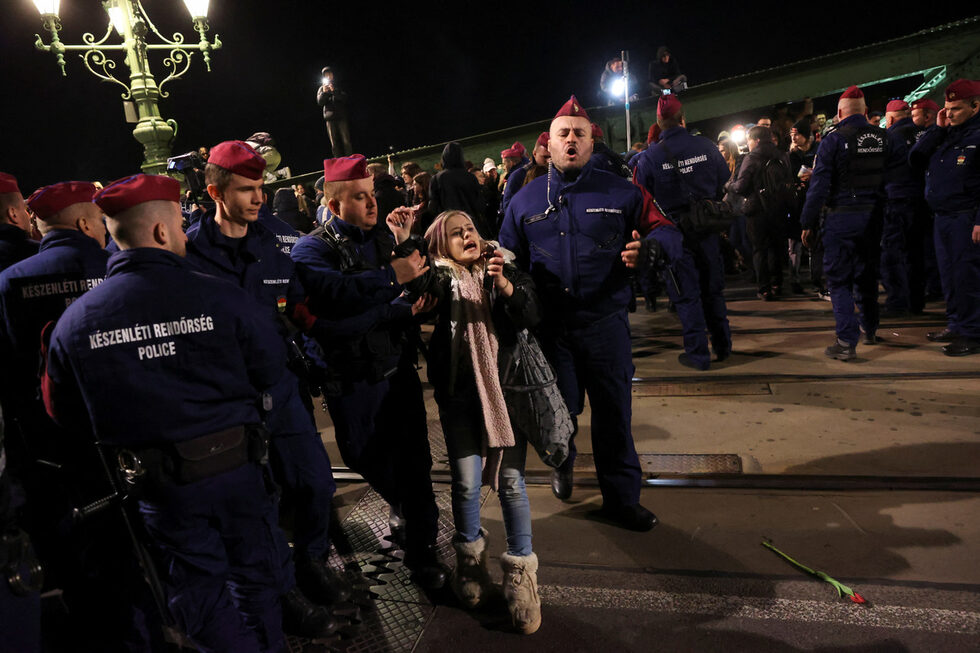 Протестиращите не са се подчинили на полицейските заповеди да се разпръснат от мостовете и главните пътища на Будапеща.