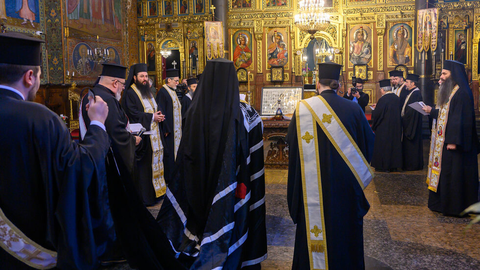 Целта била да се обезглави държавата, като бъдат ликвидирани царят и правителството, за да се предизвика революция. Най-много жертви дават военните, които са се намирали точно под купола с динамита - 40 генерали, полковници, майори остават под руините. Правителството, което се е намирало най-отпред, се спасява, ранен е военният министър. Царят закъснява, връщайки се от погребение в с. Бели Искърсе на загиналия селянин Петър Котев, който е придружавал монарха при другия атентат - от 14 април край Арабаконак /Витиня/ срещу царския автомобил, който се връщал от лов.