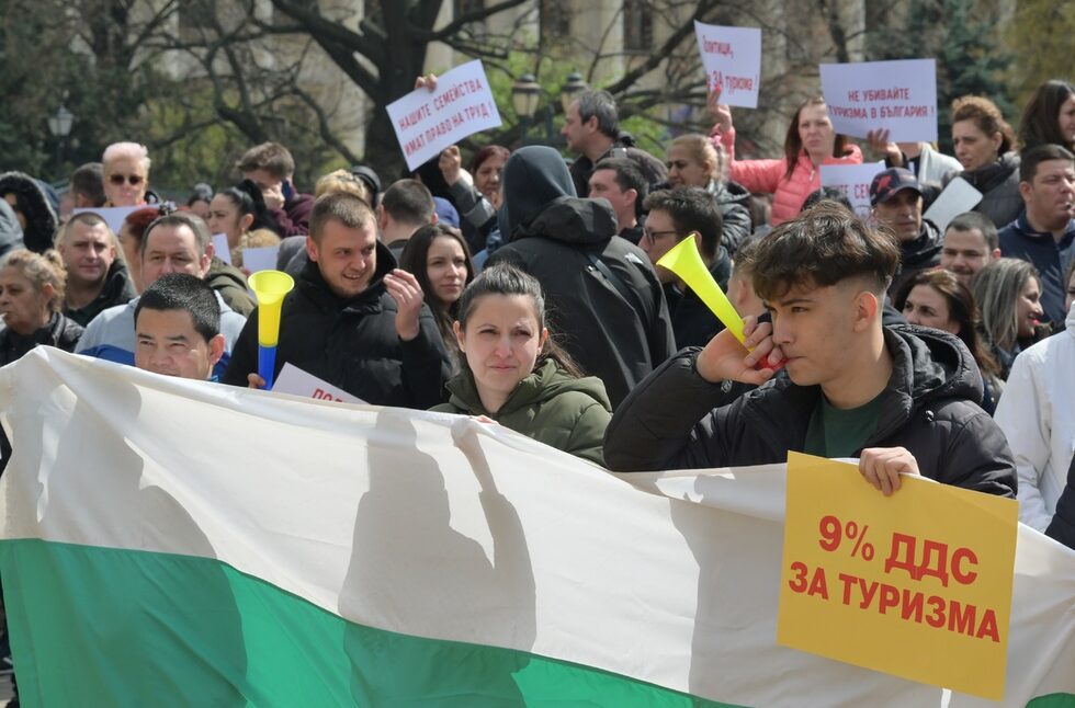 След кратък митинг пред парламента, протестиращите се насочиха към Орлов мост и шествието затвори кръстовищата пред Софийския университет "Св. Климент Охридски" и Орлов мост.