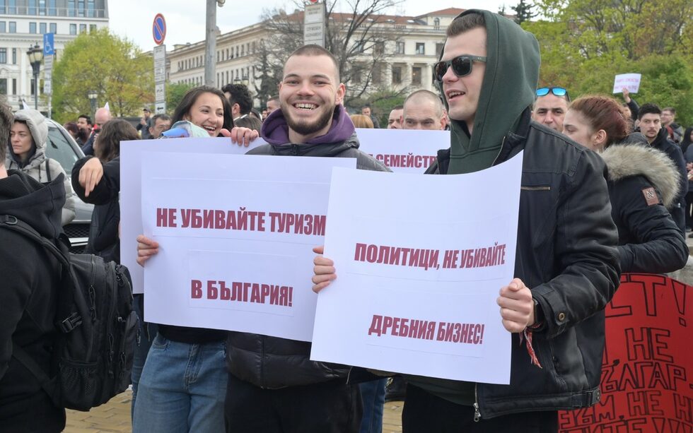 Според организаторите на протеста вдигането на ДДС засяга 500 хиляди работни места и убива "златната кокошка" на българската икономика.