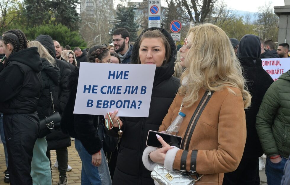 Протестиращите издигнаха плакати с надписи "Защо. Не сме ли в Европа", "Не убивайте дребния бизнес" и "Политици, не гасете лампите в ресторантите завинаги".