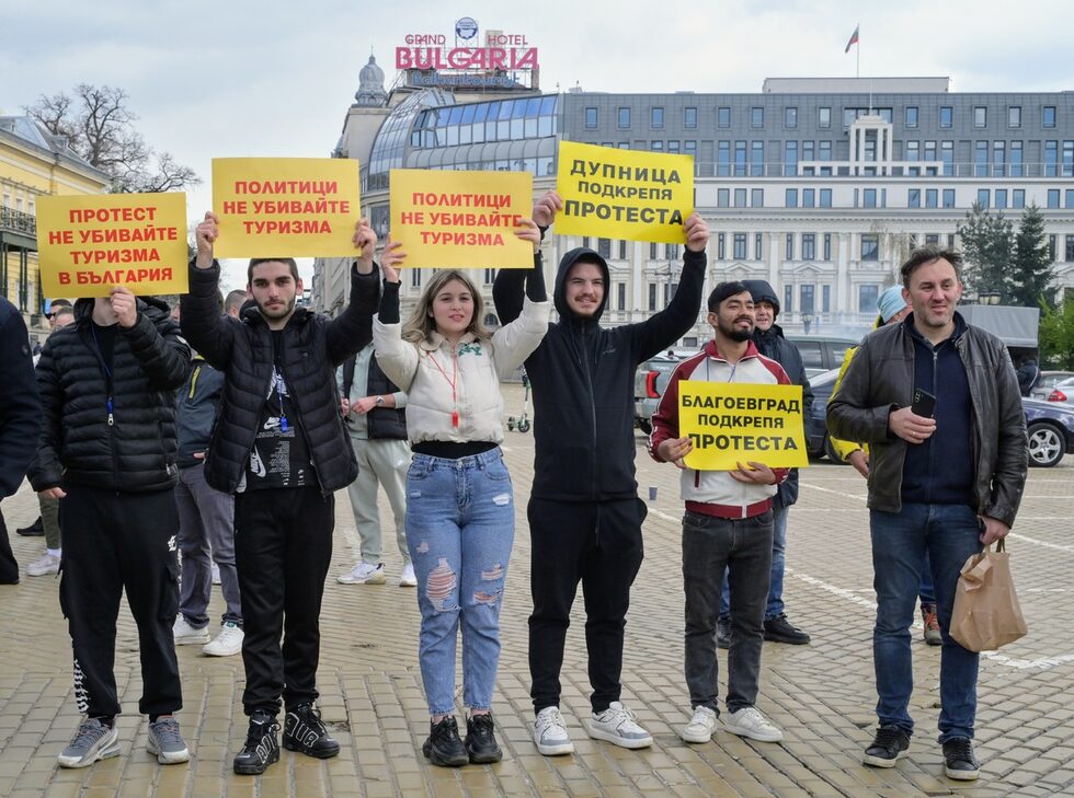 Фотогалерия: Ресторантьори блокираха центъра на София за около час