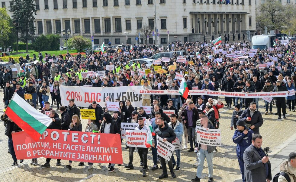 Протест на ресторантьори затвори центъра на София за около час.