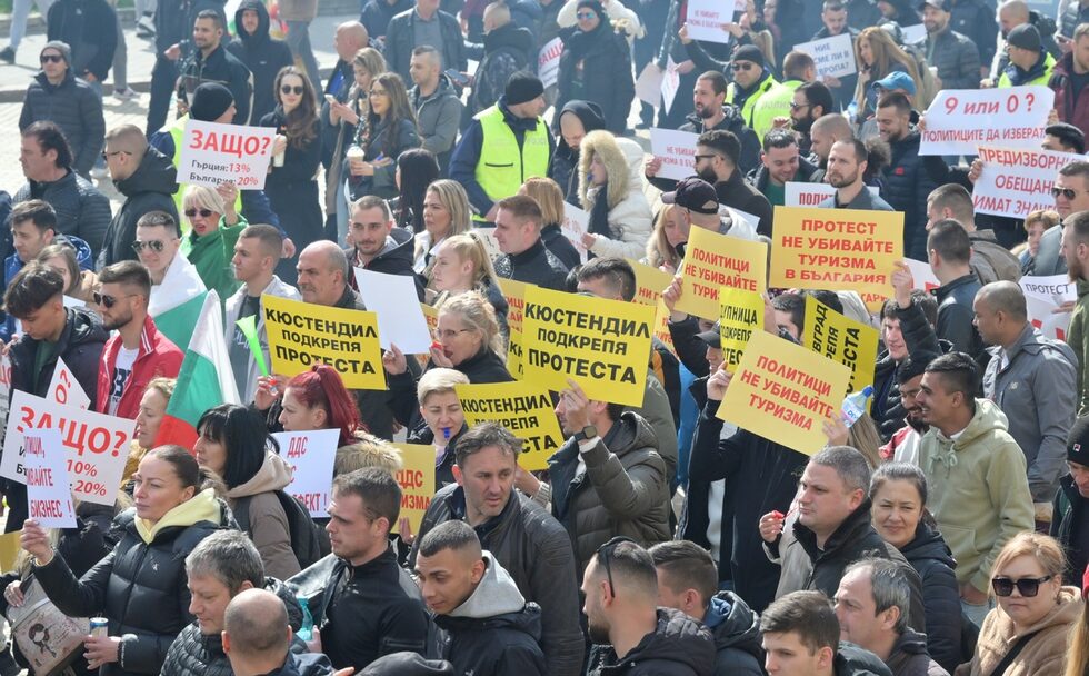 Фотогалерия: Ресторантьори блокираха центъра на София за около час