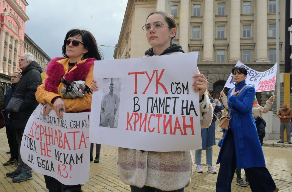 Фотогалерия: Около 500 протестиращи в София настояха да се сложи край на "войната" по пътищата