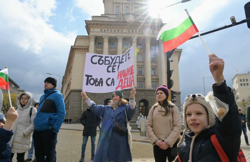 Около 500 протестиращи се събраха в 10 часа в пространството между сградите на президентството, парламента и правителството, като се обявиха срещу "войната" на пътя. Протестът е под наслов "Стига смърт на пътя".