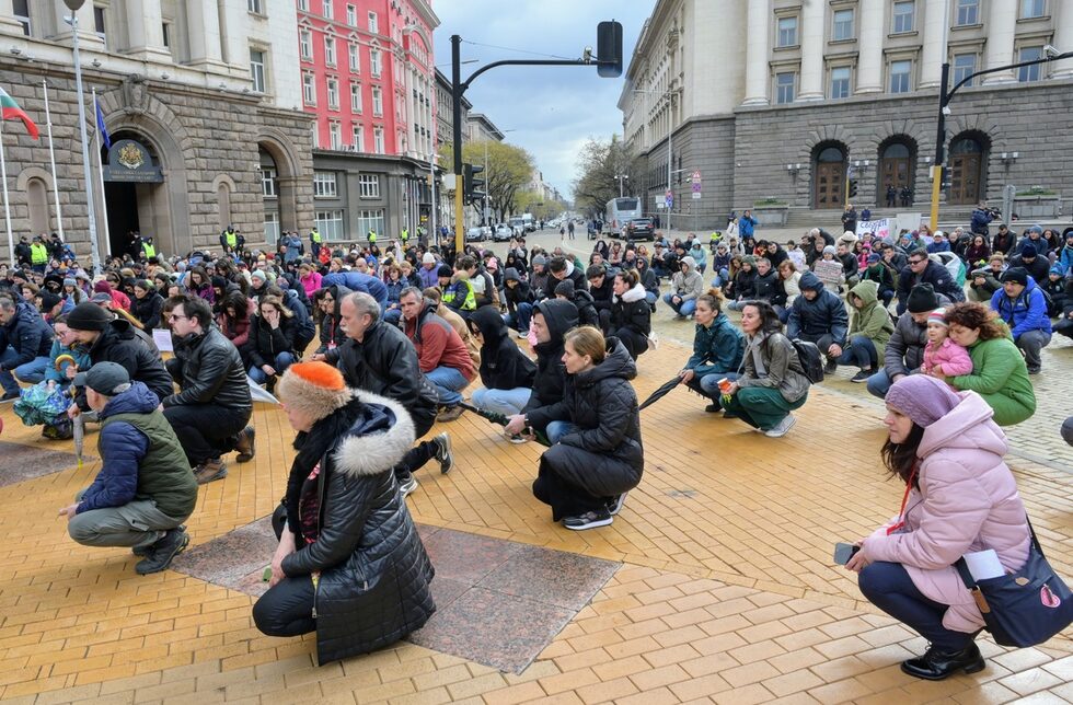 Повод за протеста е смъртта на 12-годишната Сияна Попова, чиято памет протестиращите почетоха, като настояха за решителни мерки срещу "войната" по пътищата и за безопасност на пътя. Протестът е в подкрепа на този в Телиш, който също се проведе от 10 часа.
