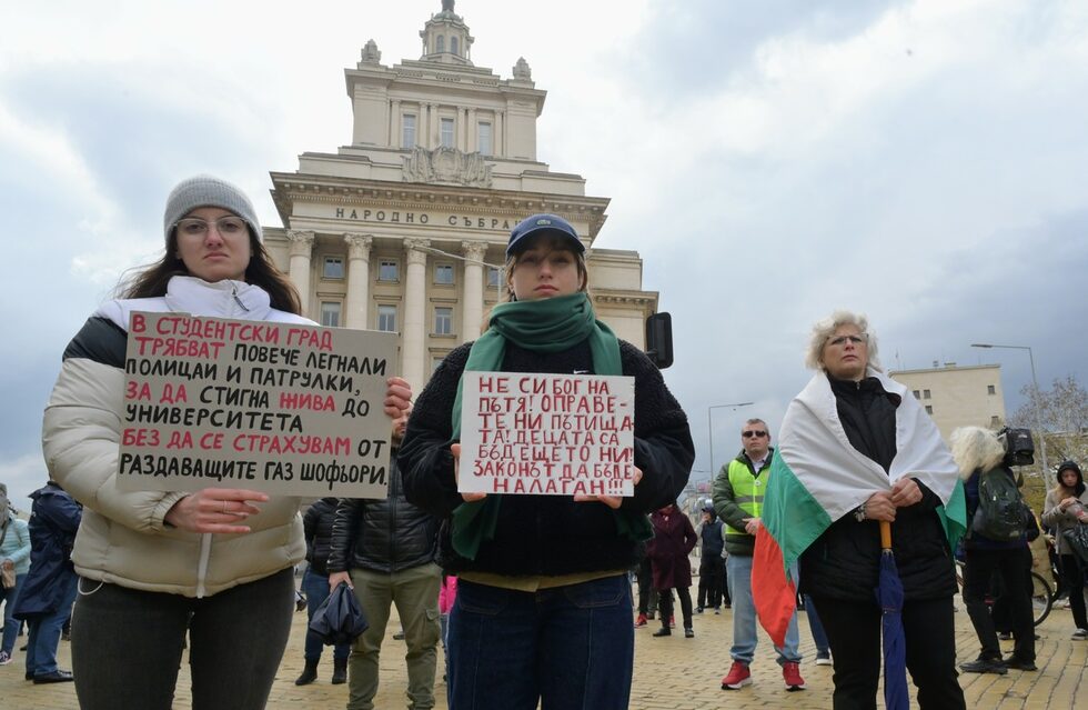 Фотогалерия: Около 500 протестиращи в София настояха да се сложи край на "войната" по пътищата