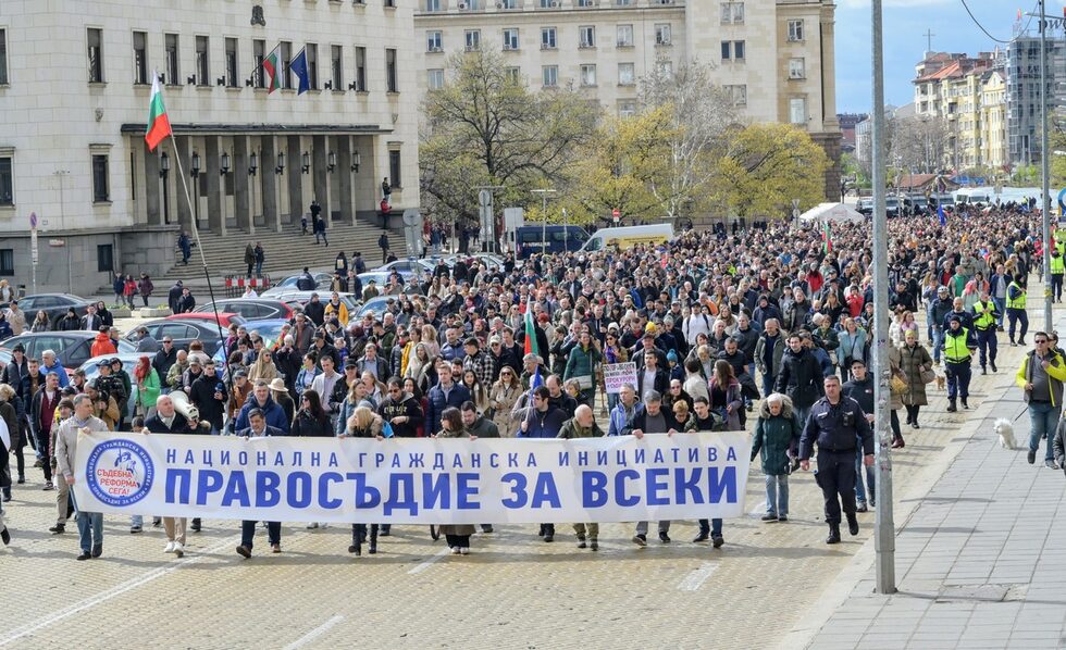 Хиляди граждани се събраха пред Съдебната палата в София на пореден протест под наслов "Вън Пеевски от властта!", настоявайки България да е право и европейска държава. Събитието е организирано от Инициатива "Правосъдие за всеки".
