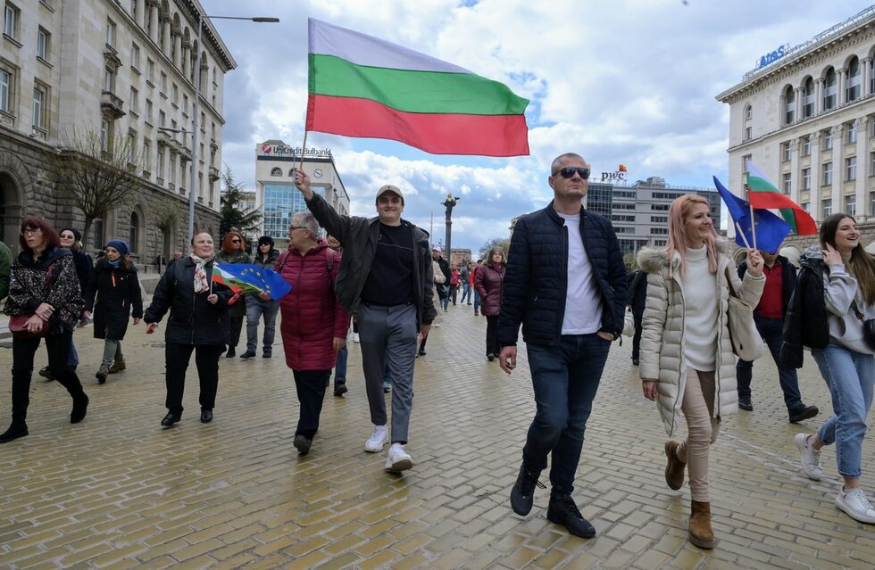 Фотогалерия: Хиляди в София протестираха за правова и европейска държава и срещу Пеевски