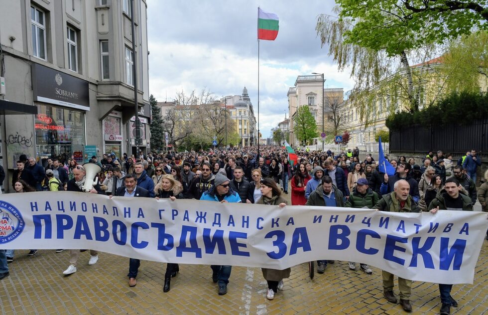 Ако целта е след законодателната власт, която е овладяна от Делян Пеевски, да бъде окончателно овладяна и съдебната власт, то ние сме тези, които ще обърнем внимание на този проблем, каза още Емил Георгиев. По думите му протестите не са достатъчни, за да се разреши този казус, защото Пеевски се опитва да "отлепи" властта си по политически път и "по същия трябва да му се противопоставим". Когато и да са следващите избори, основната задача на обществото е да се противопостави, тъй като виждаме, че през законодателната власт и изборната администрация няма да стане. По този начин ще се запази както легитимният вот, така и законният, този, който Пеевски реално трябва да получи, коментира още адвокат Георгиев, цитиран от БТА.