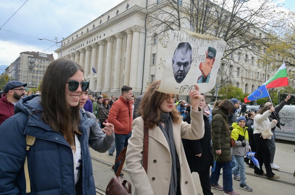 Фотогалерия: Хиляди в София протестираха за правова и европейска държава и срещу Пеевски