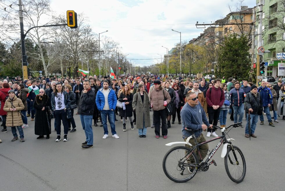 Фотогалерия: Хиляди в София протестираха за правова и европейска държава и срещу Пеевски