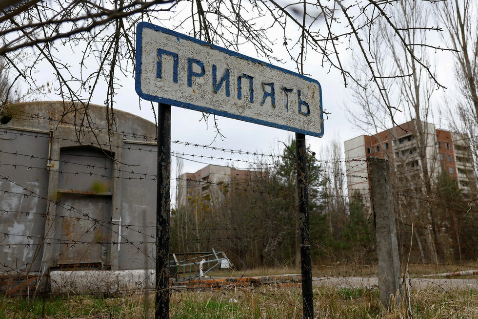 Централата се намира в 30-километровата зона, създадена след аварията, като наблизо все още има изоставени високи жилищни сгради и увеселителен парк.