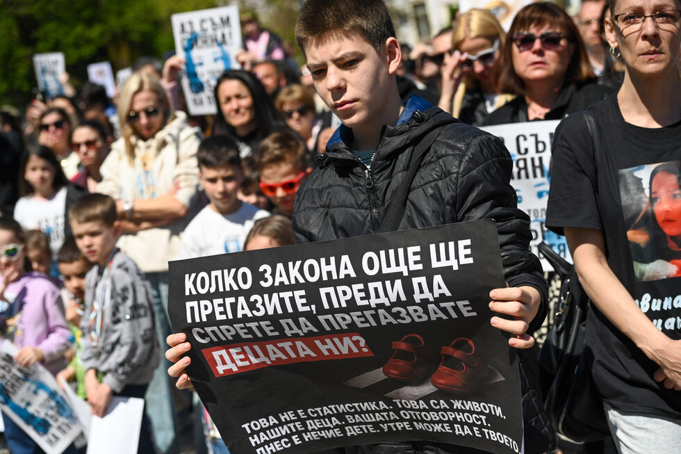 Хиляди граждани, включително семейства с деца и младежи, се събраха в неделя при катедралния храм "Св. Александър Невски" на протест за подобряване на безопасността на пътя и в памет на 12-годишната Сияна Попова и на всички загинали заради катастрофи по пътищата на страната. Събитието е под наслов "Ние сме Сияна!", а движението около храма беше блокирано.