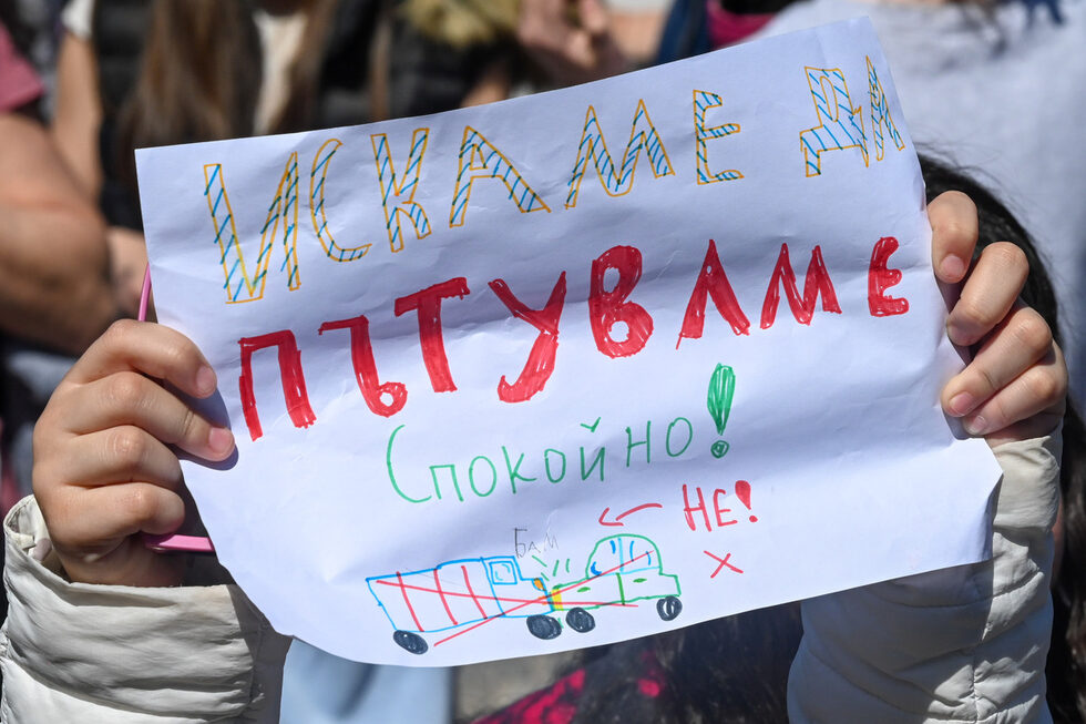 Гражданите и пострадалите семейства изразиха искания както за по-голяма отговорност от страна на шофьорите, така и за поемане на ангажимент от страна на институциите да поддържат пътищата и да гарантират тяхната безопасност. Те призоваха за бърз и справедлив процес, както и за действия срещу институциите, които не изпълняват задълженията си. "Време е да има закон за отговорността на държавния служител, за неговите действия и бездействия", каза още Николай Попов.