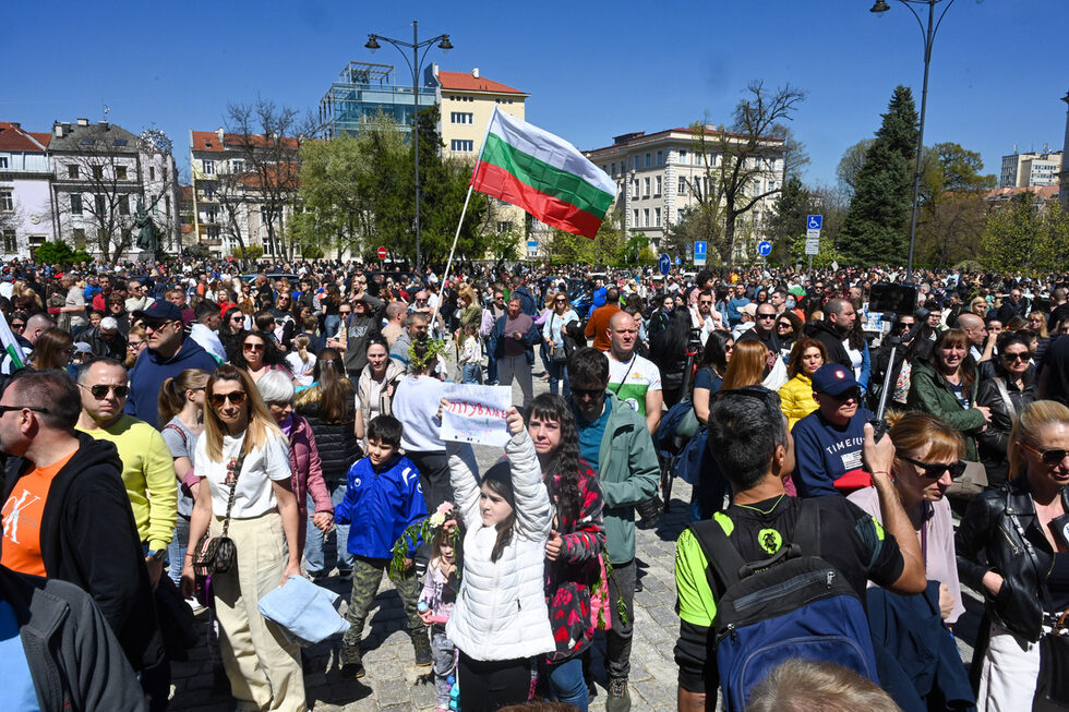 Фотогалерия: Хиляди излязоха на протест в София в памет на Сияна Попова и жертвите на пътя