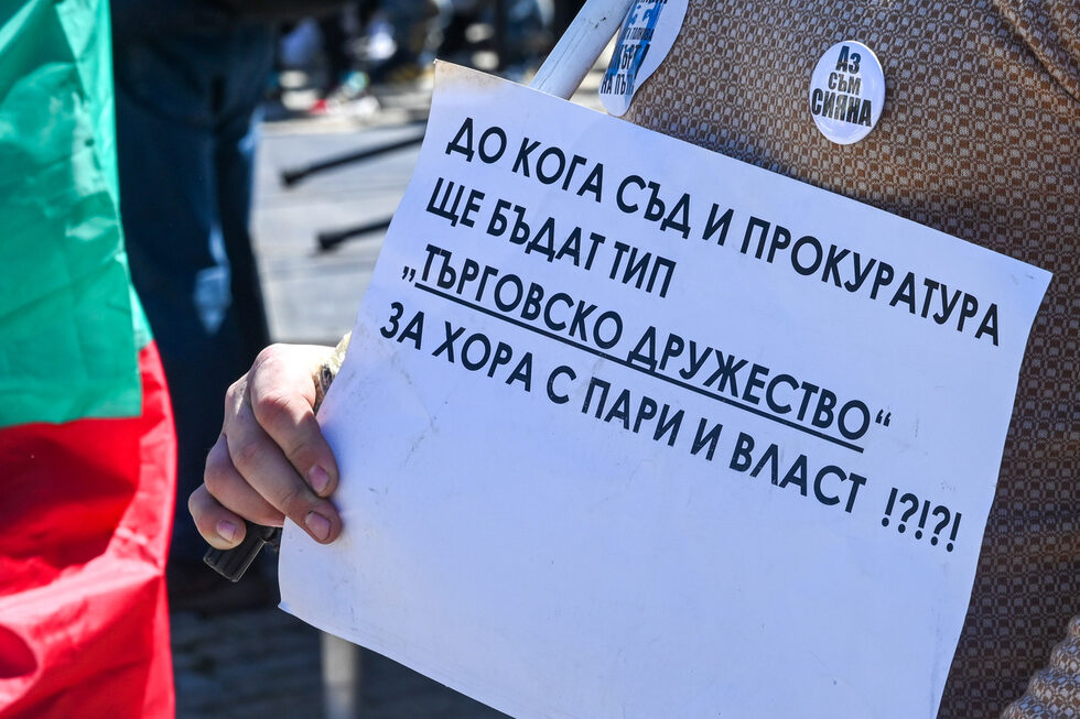 Фотогалерия: Хиляди излязоха на протест в София в памет на Сияна Попова и жертвите на пътя