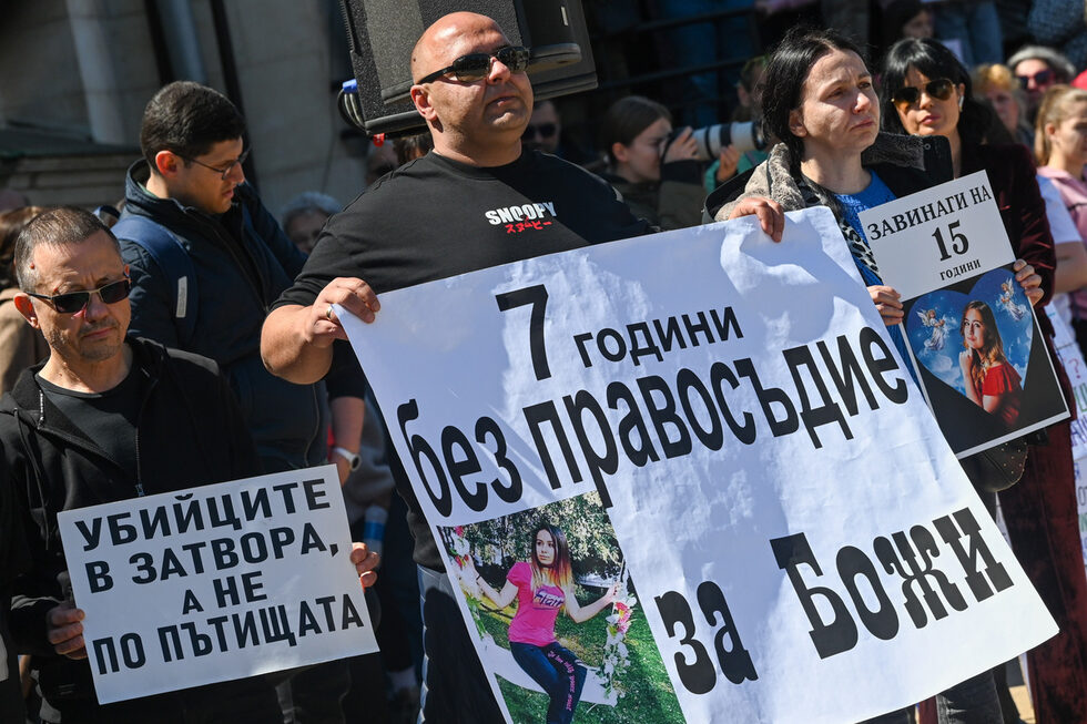 На протеста присъстваха семейства на загинали младежи, които споделиха болката си от загубата на децата си. Носеха плакати със снимки и послания за справедливост, като изразиха недоволство от присъдите на извършителите на пътни катастрофи. Те посочиха, че наказанията често са твърде леки, като в някои случаи се ограничават до около 2 години или условни присъди, които за тях са недостатъчни. По думите на семействата извършителите не спазват наложените им наказания, а институциите не следят за тяхното изпълнение, като например отнемане на шофьорски книжки или носене на проследяващи гривни.
