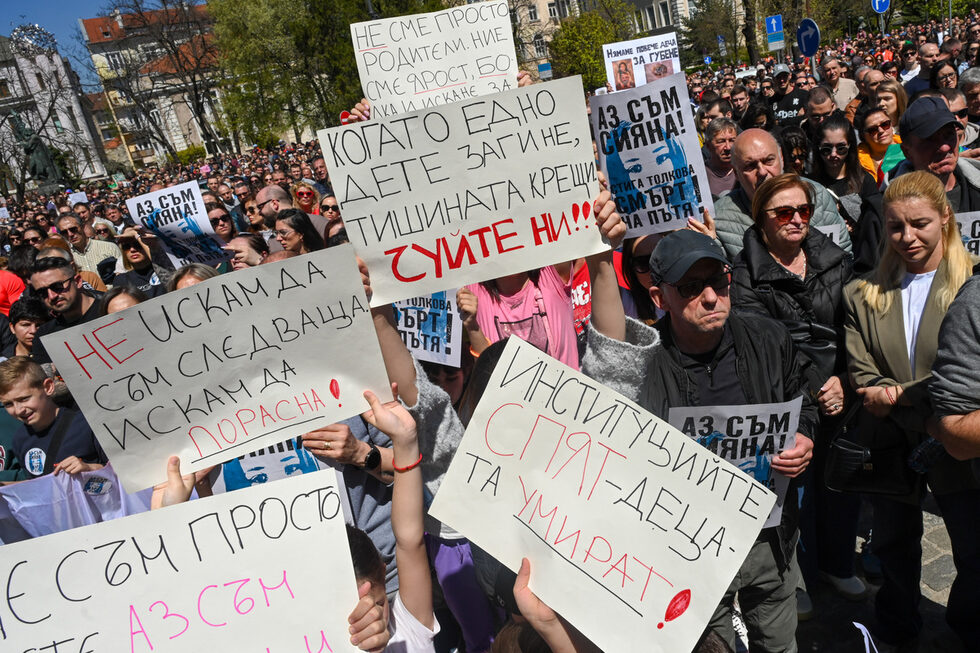 Фотогалерия: Хиляди излязоха на протест в София в памет на Сияна Попова и жертвите на пътя