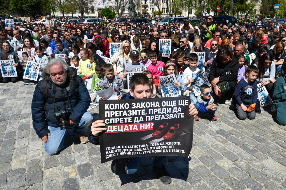 Фотогалерия: Хиляди излязоха на протест в София в памет на Сияна Попова и жертвите на пътя