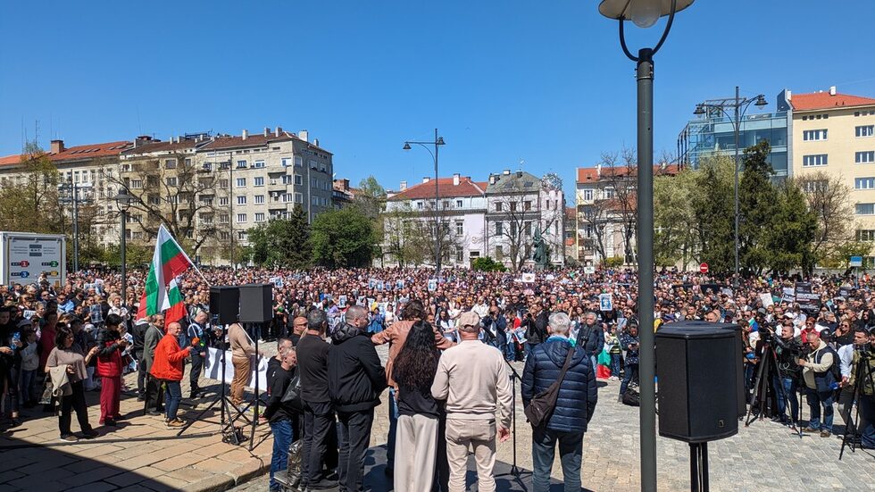 Фотогалерия: Хиляди излязоха на протест в София в памет на Сияна Попова и жертвите на пътя