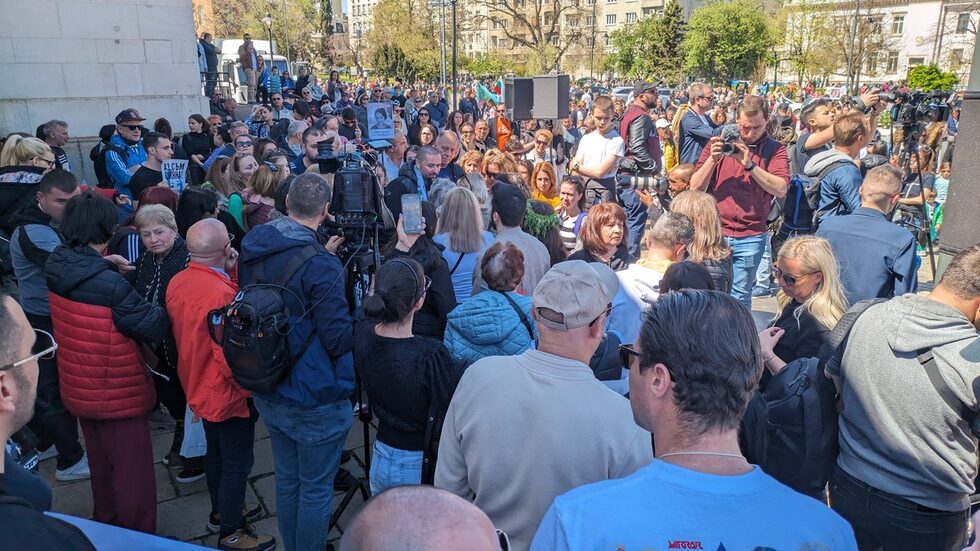 В края на протеста присъстващите се събраха, за да изразят лично съболезнования към семействата, загубили свои близки и приятели в резултат на катастрофи.