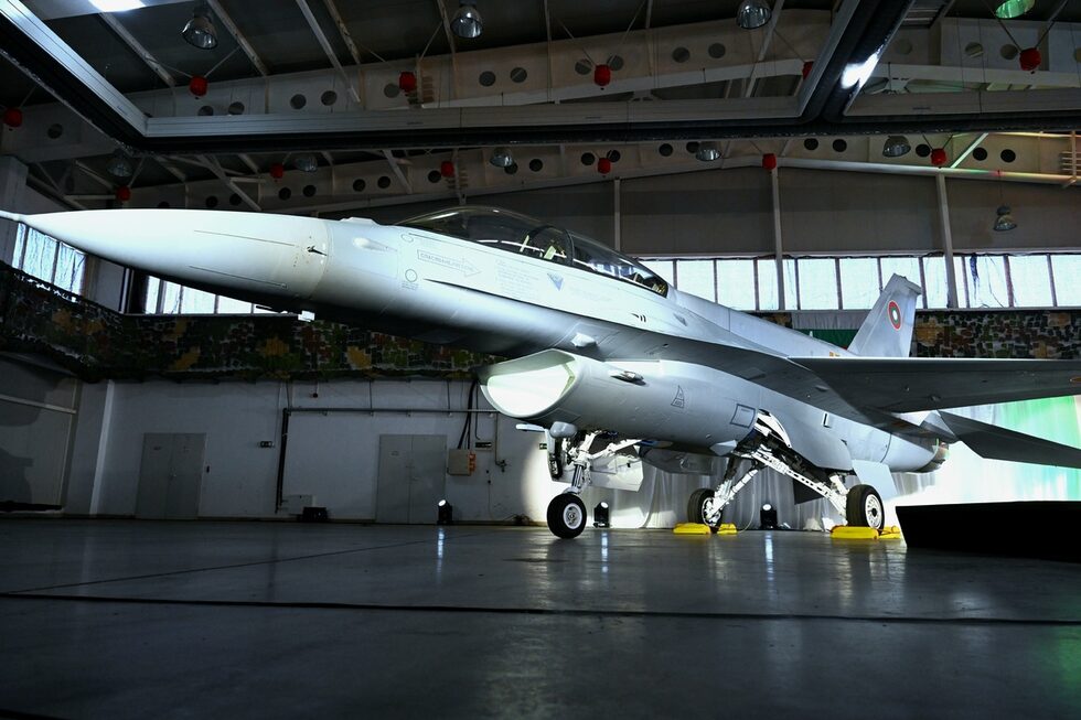 Първият български изтребител F-16 Block 70 беше посрещнат официално днес по време на тържествена церемония в авиобазата в Граф Игнатиево.