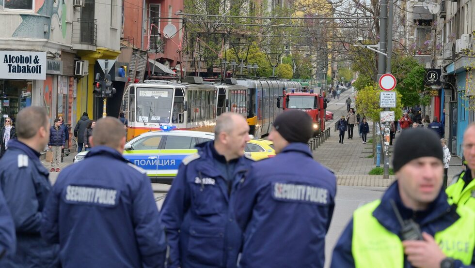 Дотук се стигна, след като вместо поисканото повишение на заплатите от 400 лв. общината обяви, че може да осигури само 100 лв.