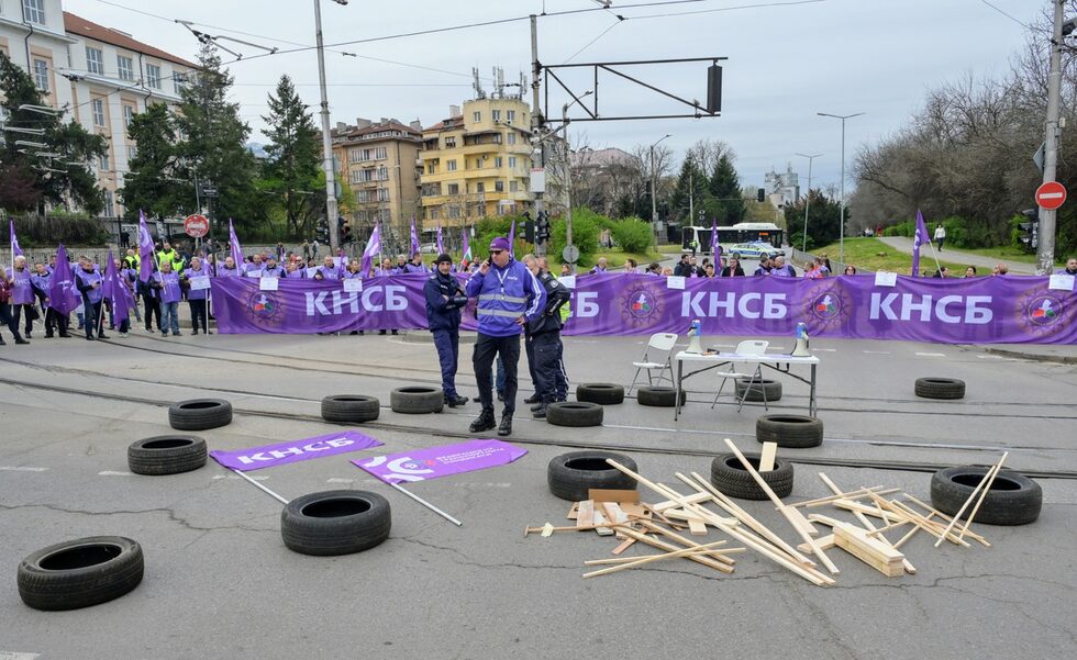 След два часа блокади на кръстовищата протестиращите се отправиха към Министерството на финансите. От там и обясниха, че<a href="https://www.dnevnik.bg/bulgaria/2025/04/14/4769660_ministerstvoto_na_finansite_prenasochi_protesta_na/?ref=home_layer2" target="_blank"> кметовете на общините</a> носят отговорност за управлението на средствата, предоставени им за обществен превоз на пътници. В правомощията на всеки кмет е да определя размера на възнагражденията в общинските дружества.
