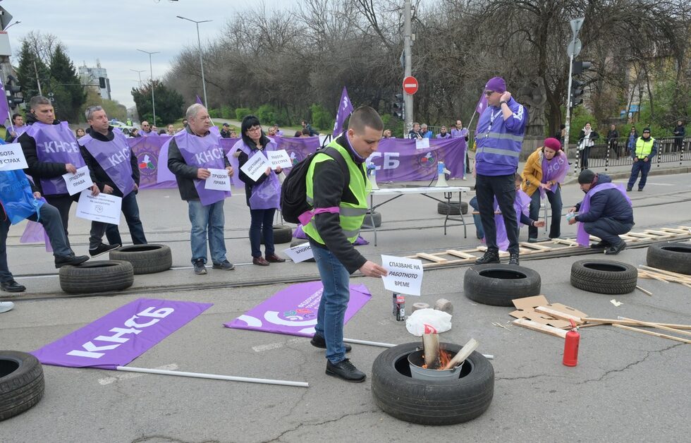 Следващата спирка на протеста беше пред Столичната община.