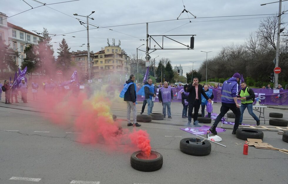 Зам.-кметът по финансите на София Иван Василев дойде при протестиращите при метростарнция "Стадион Васил Левски" и увери, че ще води диалог със синдикатите.