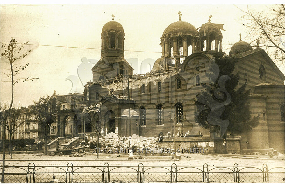 На 16 април се навършиха 100 години от най-големия терористичен акт в историята на България и един от най-мащабните в света до началото на XXI век, <a href="https://www.dnevnik.bg/analizi/2025/04/15/4769376_nie_sme_murtuvci_vremenno_pusnati_v_otpusk_atentatut_v/" target="_blank">атентата в катедралния храм "Света Неделя"</a>. По този повод в последните 2 седмици се проведоха поредица от събития, а в изложбената зала на Държавна агенция "Архиви" на ул. "Московска" №5 беше открита изложба с ценни снимки и архивни документи. Тя ще може да бъде разгледана до средата на май 2025 г. всеки работен ден от 9.00 до 17.00 часа, а в тази галерия може да разгледате някои от снимките и документите в нея, любезно предоставени на "Дневник" от Държавна агенция "Архиви". На тази снимка се вижда как изглежда "Света Неделя" отвън след атентата.