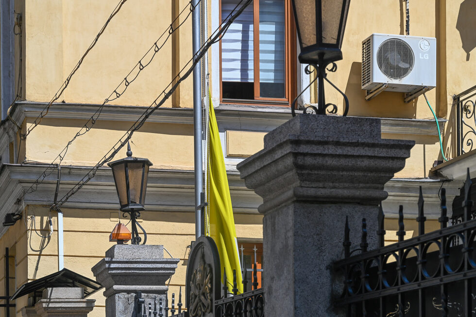 Всички новини около смъртта на папата от днес четете <a href="https://www.dnevnik.bg/sviat/2025/04/22/4772681_traur_i_vuprosi_sled_smurtta_na_papata/?ref=home_layer2" target="_blank">тук</a>