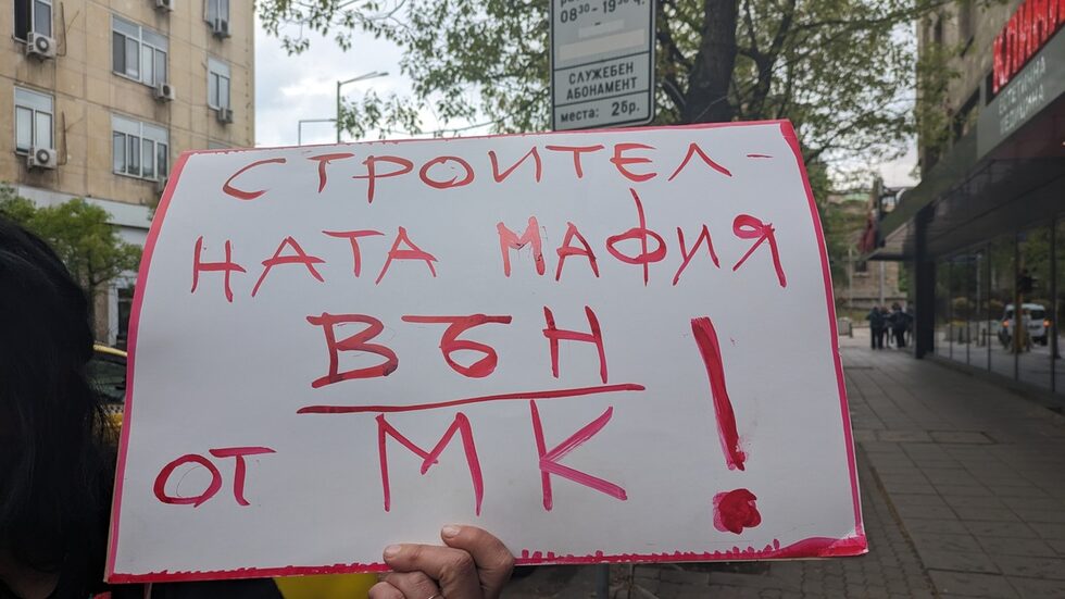 Пред "Дневник" организаторът на протеста, художникът Владо Руменов, заяви, че отстраняването на Петров цели поставяне на "калинки"/удобни за властта хора, за да може по-лесно да се строи върху историческите паметници. Той допълни, че е научил от медийни публикации днес кой ще бъде новият директор, но колегите му не познават нито него, нито неговия професионален опит. Според информация на в. "СЕГА", на поста ще бъде назначен Йордан Василев - бивш главен архитект на Бобовдол и районен архитект на район "Студентски".