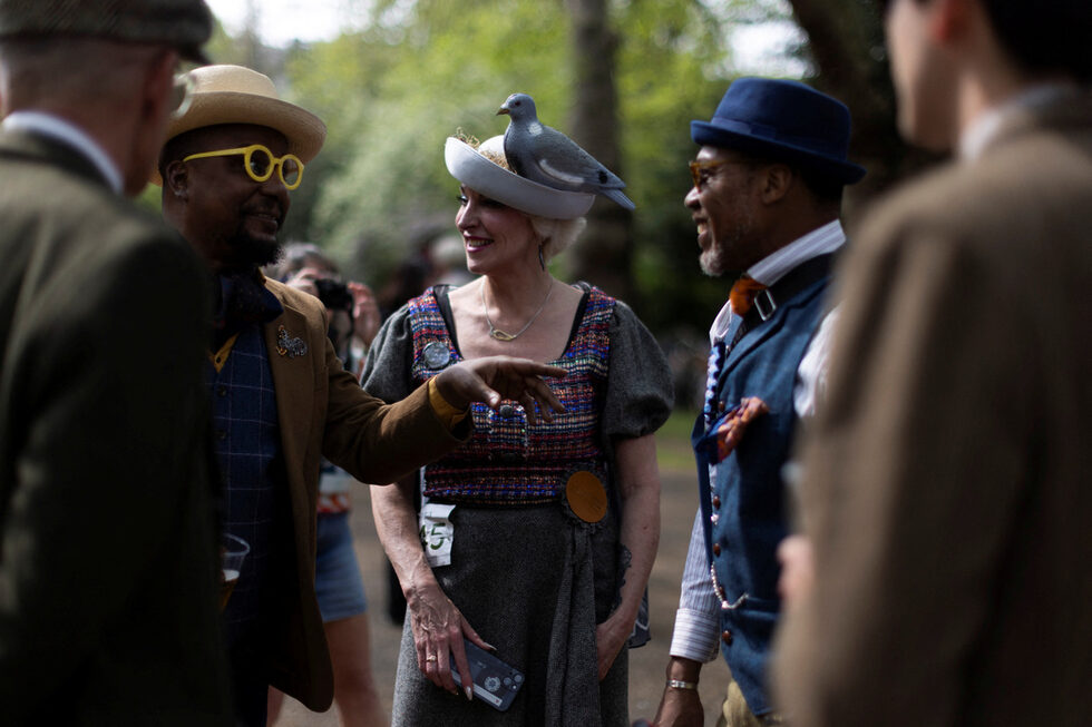 Първият ''Tweed Run'' се провежда през 2009 г., когато 300 велосипедисти се събират на върха на лондонския Saville Row в една хладна февруарска сутрин.<br /><br />Оттогава насам това малко събитие се разраства, завладявайки въображението на модния свят и на любителите на колоезденето далеч отвъд територията на Острова.