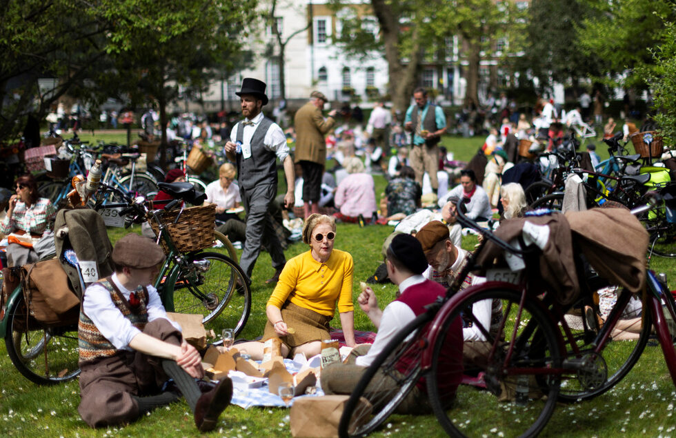 ''Tweed Run'' е събитие с дъх на Стара Англия. Участниците, облечени в традиционно колоездачно облекло от туид и преминават с велосипед през Лондон, спират по пътя си, за да пият чай, устройват си пикник и приключват със старомодна среща следобед.