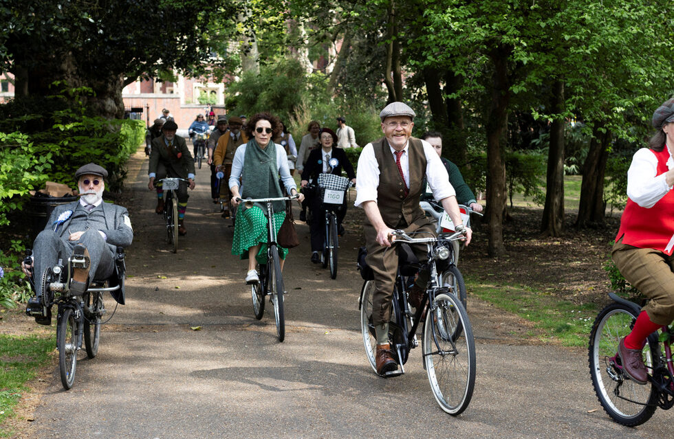 Фотогалерия: Назад във времето с ''Tweed Run''