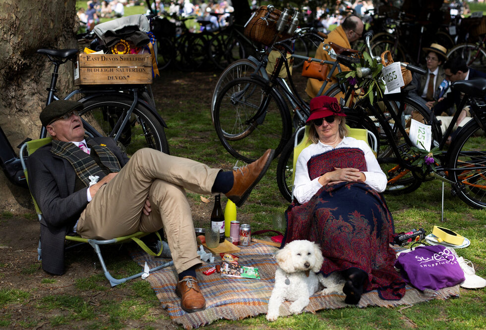 Фотогалерия: Назад във времето с ''Tweed Run''