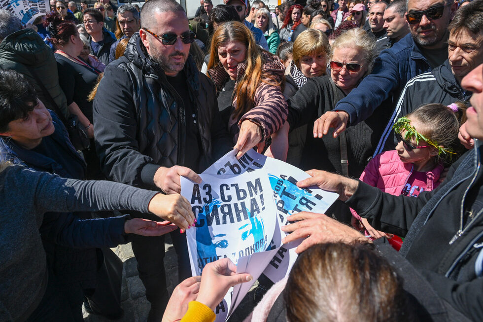 Николай Попов, баща на<a href="https://www.dnevnik.bg/bulgaria/2025/04/07/4766469_sled_poslednata_vakanciia_na_edno_dete_kak_reagiraha/" target="_blank"> загиналата в автомобилна катастрофа Сияна</a>, по време на протест в памет на дъщеря му и<a href="https://www.dnevnik.bg/bulgaria/2025/04/16/4770337_goliamoto_obezopasiavane_na_opasni_putishta_se_okaza/" target="_blank"> жертвите на пътя</a>, София.