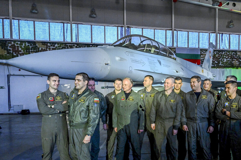 Първият български изтребител F-16 Block 70 беше<a href="https://www.dnevnik.bg/burzi-novini/2025/04/02/4764093_burzi_novini_2_april/#4764602" target="_blank"> посрещнат официално по време на тържествена церемония </a>в авиобазата в Граф Игнатиево.