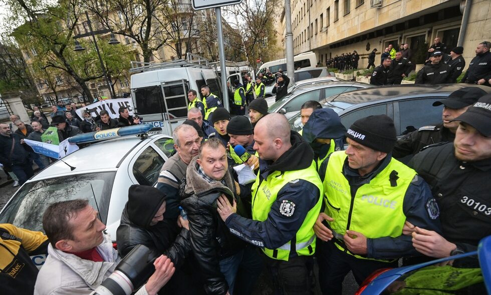 <a href="https://www.dnevnik.bg/photos/2025/04/04/4765769_fotogaleriia_protest_pred_mvr_pokaza_pokaza_grajdanska/" target="_blank">Протест, организиран от сдружение БОЕЦ</a> пред сградата на МВР, поиска оставката на вътрешния министър Даниел Митов, София.