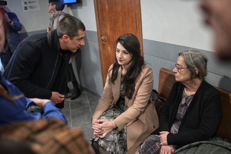 Депутатът от "Продължаваме промяната - Демократична България" Лена Бориславова с адвоката си Даниела Доковска преди началото на <a href="https://www.dnevnik.bg/bulgaria/2025/04/11/4769078_deloto_sreshtu_lena_borislavova_moje_da_zavurshi_s/" target="_blank">разпоредително заседание по делото срещу нея </a>в Софийския районен съд.