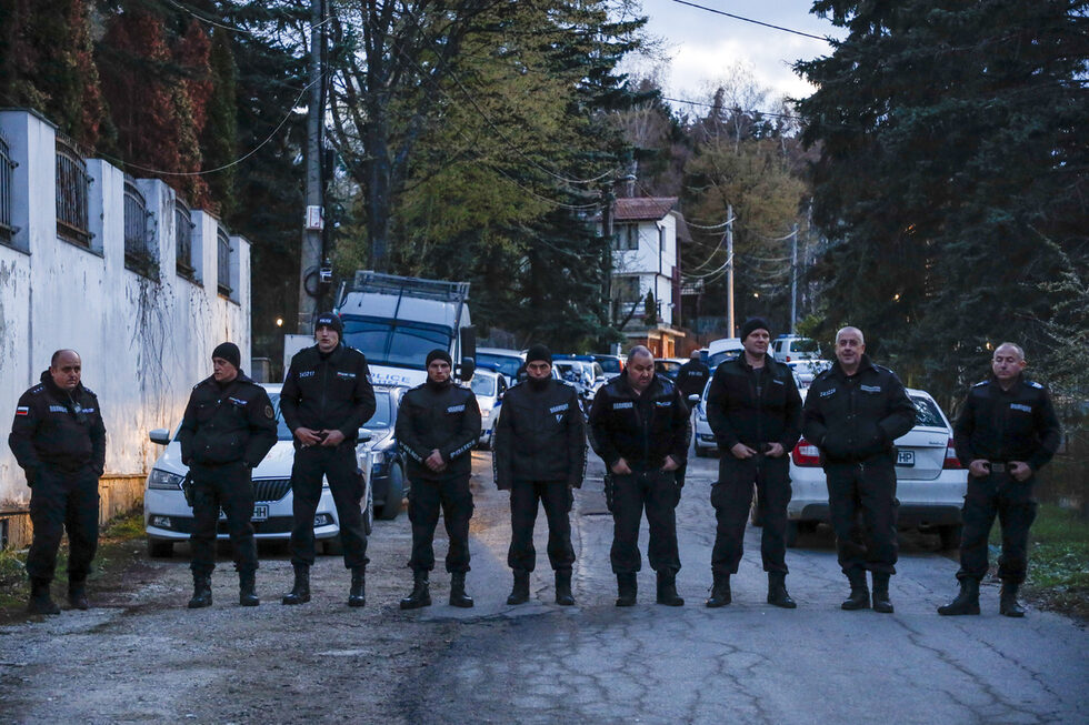 Полицаи охраняват района на т.нар. сараи в столичния квартал "Бояна" след получен сигнал за влизане с взлом на мястото, където по същото време се е провеждало заседание на ръководството на младежката организация на ДПС-ДПС, <a href="https://www.dnevnik.bg/politika/2025/04/12/4769301_policiia_nahlu_v_saraite_v_boiana_za_da_izvadi_dogan/" target="_blank">на което присъства и Ахмед Доган.</a>